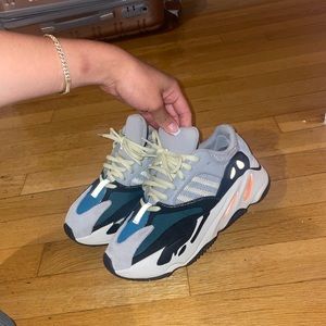 MAKE OFFERS Yeezy waverunner WITH BOX MAKE OFFERS